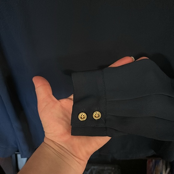 Button back blouse - Picture 3 of 4